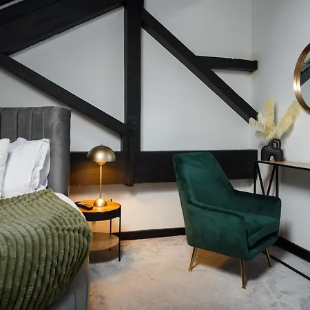 Newly Refurbished Feb 2026 - Cosy Duplex Bd1