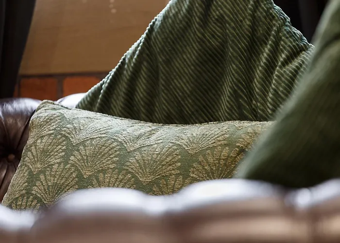 Newly Refurbished Feb 2026 - Cosy Duplex Bd1 *