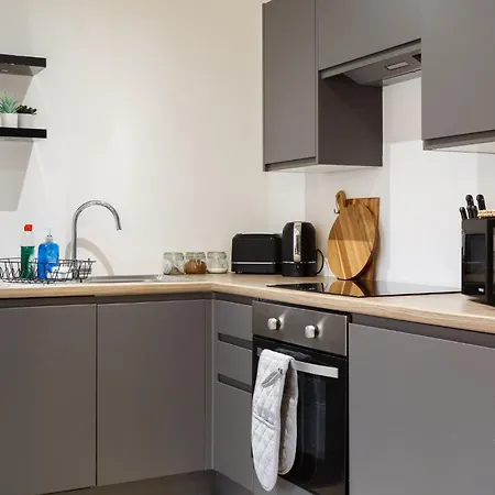 Homey 1 Bedroom Duplex In Conditioning House * ブラッドフォード