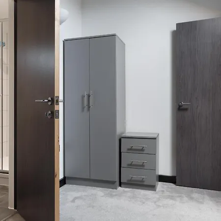 Homey 1 Bedroom Duplex In Conditioning House ブラッドフォード